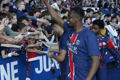 Willian Pacho celebra con el PSG su primer título en la Ligue 1
