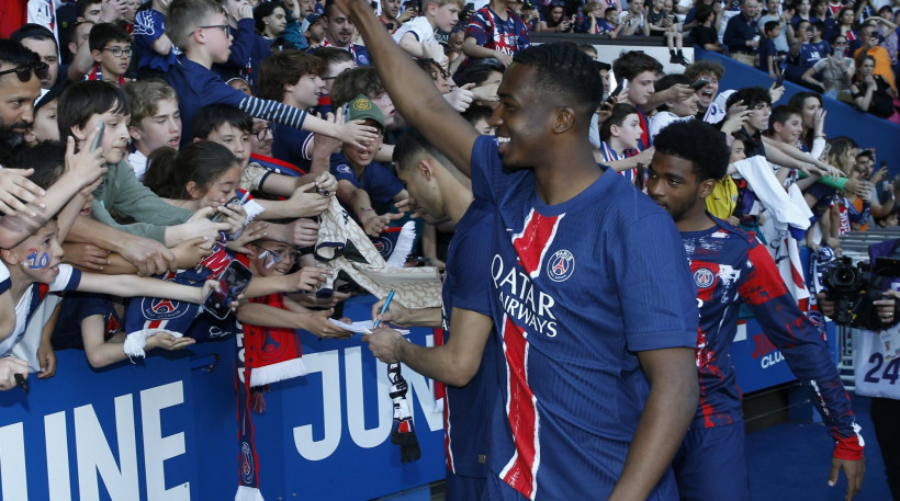 Willian Pacho celebra con el PSG su primer título en la Ligue 1