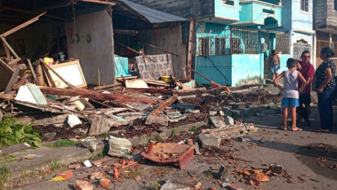 Pared colapsada en Esmeraldas tras sismo que llevó a suspender el oleoducto SOTE y refinería Esmeraldas