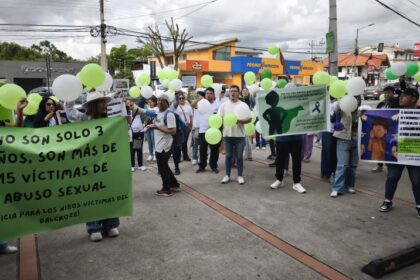 Familiares exigen justicia tras ratificación de prisión preventiva para docente acusado de abuso sexual en Sangolquí