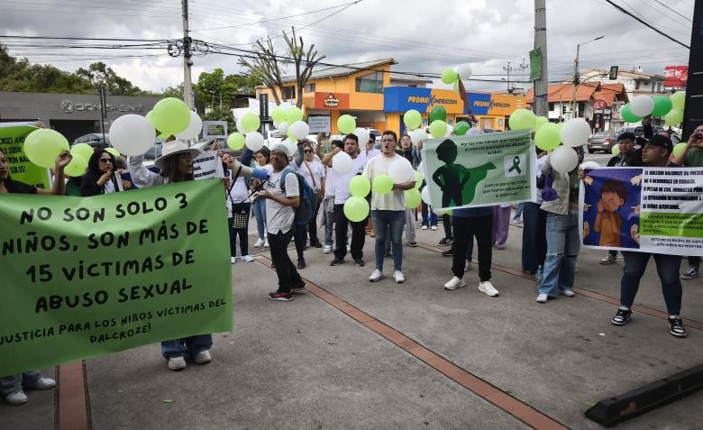 Familiares exigen justicia tras ratificación de prisión preventiva para docente acusado de abuso sexual en Sangolquí