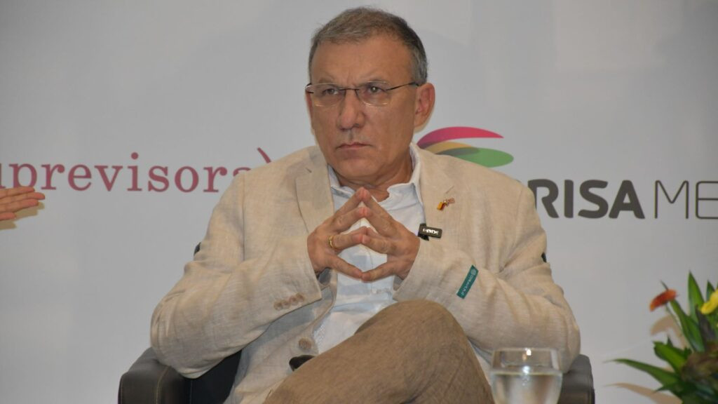 renuncia del embajador de Colombia