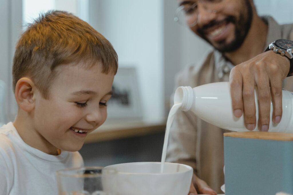Descubre los beneficios de los lácteos en la alimentación infantil y desmitifica las creencias populares. Aprende cómo favorecen el desarrollo óseo y muscular de los niños