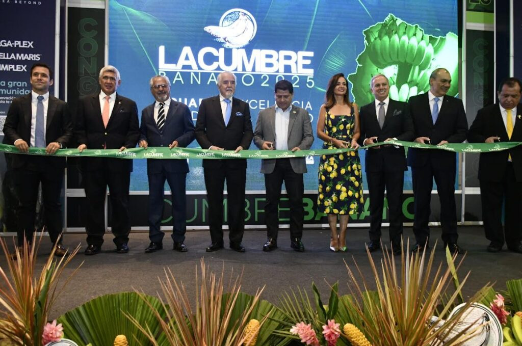 Exceso de confianza en el sector bananero motiva debates sobre sostenibilidad, innovación y desafíos en la Cumbre Banano 2025.