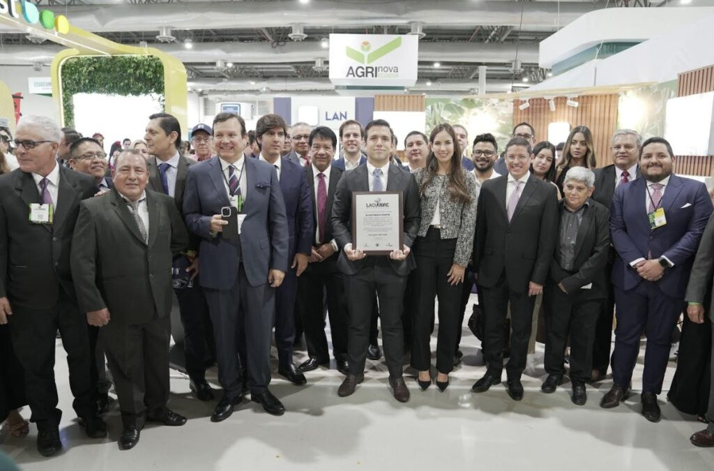 Exceso de confianza en el sector bananero motiva debates sobre sostenibilidad, innovación y desafíos en la Cumbre Banano 2025.