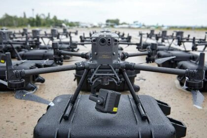 Avances tecnológicos de China y su impacto global China es, indiscutiblemente, uno de los países que más ha avanzado en el desarrollo de innovaciones tecnológicas en múltiples sectores. Desde la fabricación masiva de vehículos eléctricos hasta la implementación de complejos sistemas de energía alternativa, su progreso es evidente. No obstante, el gigante asiático también genera preocupación a nivel internacional debido a su creciente influencia tecnológica aplicada a fines militares. Recientemente, ha logrado una combinación letal que podría alterar profundamente el equilibrio militar global. La inteligencia artificial como nuevo pilar estratégico La inteligencia artificial constituye una de las revoluciones tecnológicas más importantes de nuestra época. Se trata de un software diseñado para realizar tareas que tradicionalmente requerirían inteligencia humana, como la toma de decisiones, la resolución de problemas y la adaptación a situaciones imprevistas. Gracias a complejos algoritmos, estos sistemas manejan enormes volúmenes de datos de forma extremadamente rápida. El proceso de entrenamiento es crucial, ya que define el enfoque de cada inteligencia artificial, orientándola hacia fines académicos, científicos, recreativos o, como en el caso de China, aplicaciones militares. China logra una combinación letal: drones de guerra e inteligencia artificial China, a través de su poderosa industria de drones, liderada por empresas como DJI, ha dado un paso decisivo. Tradicionalmente centrada en el mercado civil, la industria ahora se orienta con firmeza hacia aplicaciones militares. La verdadera innovación radica en la incorporación de inteligencia artificial de lenguaje avanzado, como el modelo DeepSeek, en drones de guerra. Esta fusión representa una combinación letal que eleva las capacidades militares chinas a un nivel sin precedentes. DeepSeek: eficiencia informática y ventaja táctica El modelo DeepSeek es altamente eficiente desde el punto de vista informático. A diferencia de otros sistemas, requiere menos recursos para operar, facilitando su integración en plataformas de pequeño tamaño como los drones. Esta eficiencia se traduce en un mejor rendimiento en misiones de combate y observación, otorgando a los drones chinos una ventaja significativa. Investigadores de la Universidad de Shanghai han logrado integrar DeepSeek en drones de guerra. Durante diversas pruebas, se evidenció una mejora notable en la capacidad de respuesta ante situaciones imprevistas y en la inteligencia para destruir vehículos enemigos. Drones autónomos y vigilancia de alta precisión Los drones de guerra de China equipados con inteligencia artificial han demostrado habilidades excepcionales en identificación de objetos, actividades e individuos. Mediante grabaciones de video o captura de imágenes, estos dispositivos adquieren una versatilidad sobresaliente para la vigilancia encubierta. Además, la combinación letal de drones de guerra e inteligencia artificial ha dotado a estos dispositivos de una autonomía operativa muy superior a la de sus homólogos tradicionales. Coordinación de enjambres: la nueva frontera militar Uno de los avances más impactantes de esta combinación letal es la coordinación de enjambres de drones. DeepSeek permite que múltiples drones compartan una “inteligencia única” y actúen como un solo cuerpo coordinado, o de forma independiente según lo requiera la misión. Esta capacidad de operar como unidades autónomas o como un enjambre cohesivo amplifica enormemente el poder destructivo y estratégico de los drones de guerra de China.