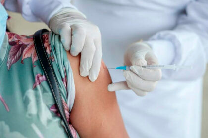 Personal de salud realiza fumigación preventiva en zona de riesgo de fiebre amarilla en Ecuador.