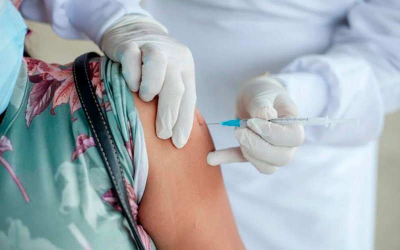 Personal de salud realiza fumigación preventiva en zona de riesgo de fiebre amarilla en Ecuador.