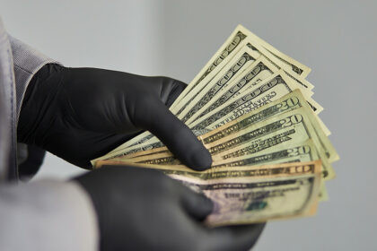 Asalto en Cumbayá deja pérdidas millonarias, disparos y robo de armas en una entidad bancaria la mañana del sábado.