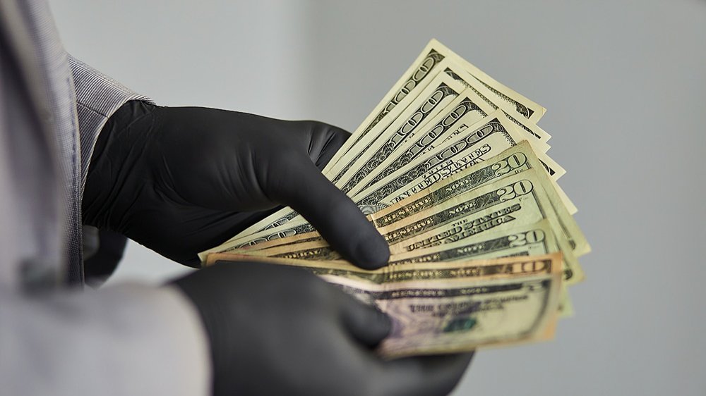 Asalto en Cumbayá deja pérdidas millonarias, disparos y robo de armas en una entidad bancaria la mañana del sábado.