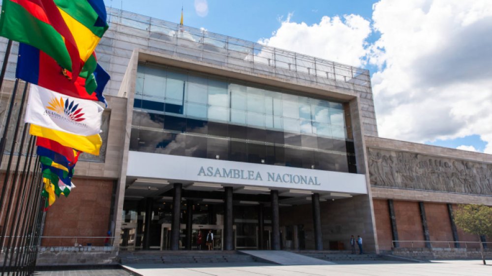 Consejo Nacional Electoral inicia entrega de credenciales a asambleístas y parlamentarios andinos según cronograma provincial establecido.