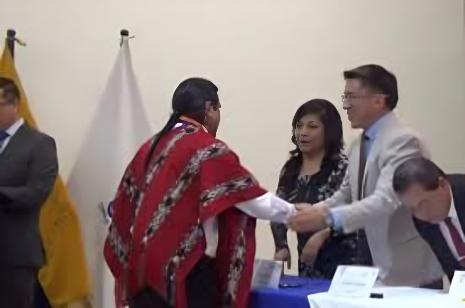Consejo Nacional Electoral inicia entrega de credenciales a asambleístas y parlamentarios andinos según cronograma provincial establecido.