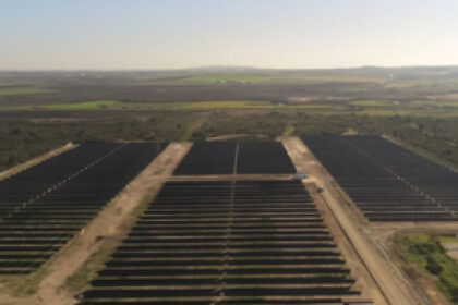 Exceso de confianza en la energía solar expone la fragilidad del sistema eléctrico español y provoca un apagón nacional.