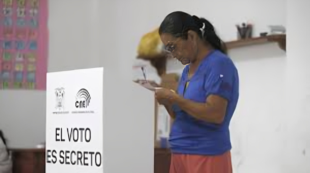 Fotografiar la papeleta está prohibido en Ecuador: 929 personas fueron notificadas durante la segunda vuelta presidencial de 2025.