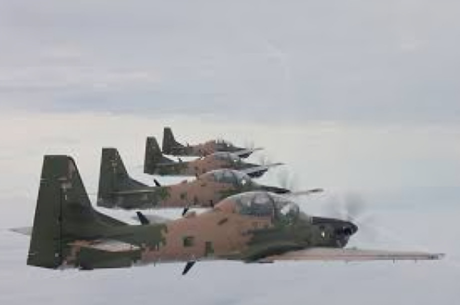 Fuerza Aérea Ecuatoriana refuerza la seguridad aérea en Guayas y Manabí con patrullajes y vigilancia durante el feriado.