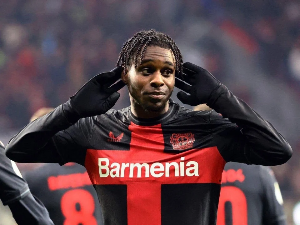 Jeremie Frimpong en partido con Bayer Leverkusen, objetivo del Liverpool 2025