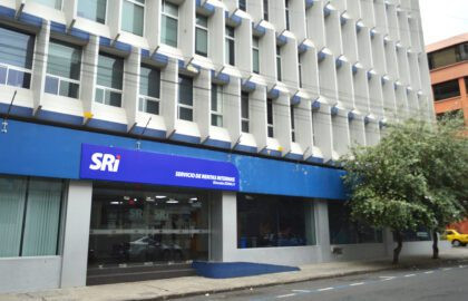 Fachada del SRI donde se aplicara inteligencia artificial del programa Orión para detectar evasión fiscal.