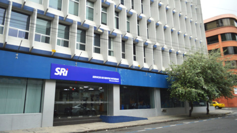 Fachada del SRI donde se aplicara inteligencia artificial del programa Orión para detectar evasión fiscal.
