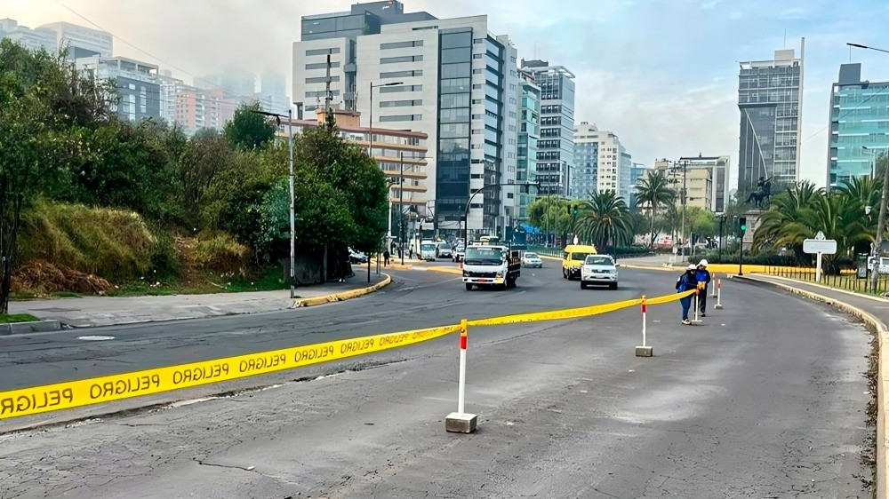 Trabajos de rehabilitación vial en la avenida Oswaldo Guayasamín en Quito