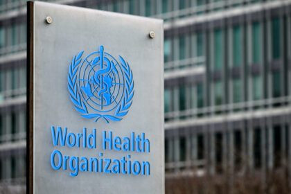 Logo de la Organización Mundial de la Salud en la sede de Ginebra, símbolo de la crisis financiera de la OMS.