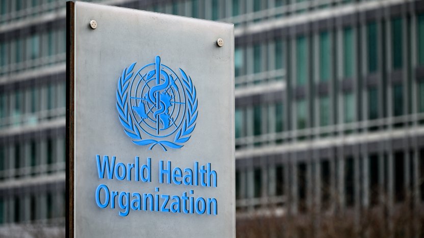 Logo de la Organización Mundial de la Salud en la sede de Ginebra, símbolo de la crisis financiera de la OMS.
