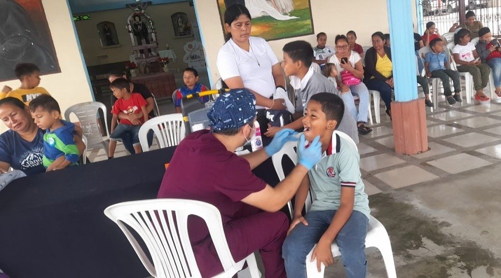 Brigada médica aplica vacunas contra la tosferina en niños en Ecuador, 2025