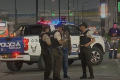 Escena del ataque armado en gasolinera de La Aurora, Daule, con presencia policial