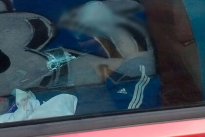Vehículo donde fue hallado el cadáver en Chimbacalle, al sur de Quito