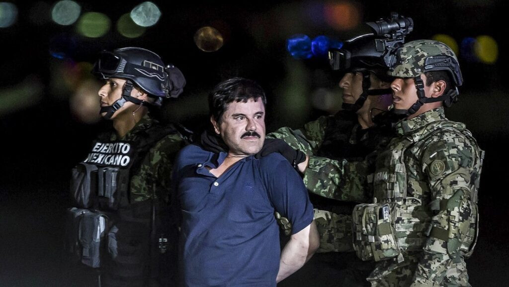 Joaquín ‘Chapo’ Guzmán al llegar a EE.UU. tras su extradición en 2019, en el marco de operativos del FBI.