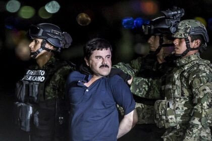 Joaquín ‘Chapo’ Guzmán al llegar a EE.UU. tras su extradición en 2019, en el marco de operativos del FBI.