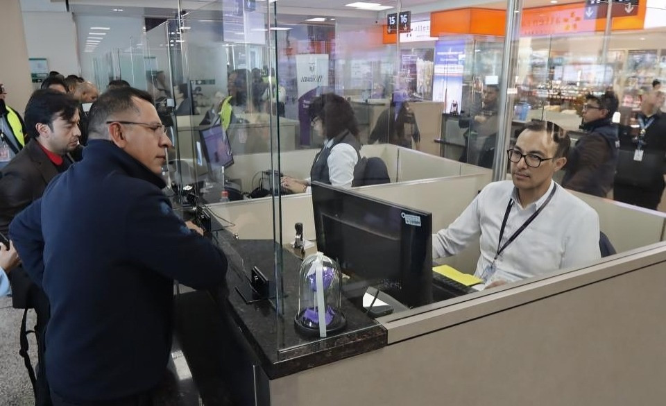 Control de vacunación contra la fiebre amarilla en aeropuerto de Quito con revisión de certificados a pasajeros internacionales
