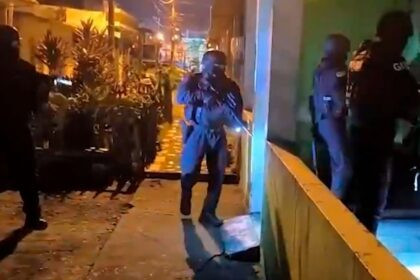 Policía del GIR durante operativo en Santa Elena