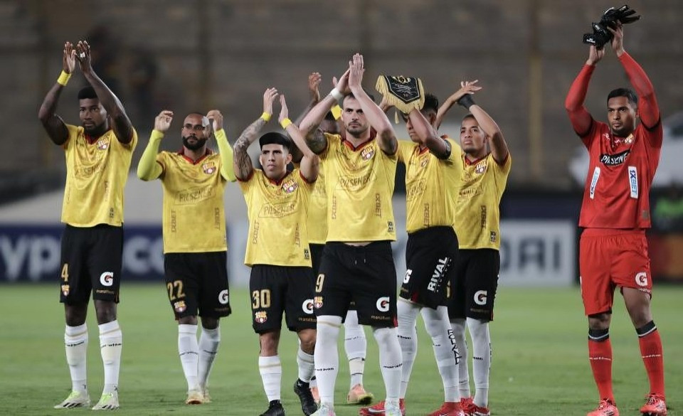 Jugadores de Barcelona SC lamentan la derrota ante Universitario en la Copa Libertadores 2025