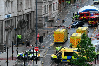Policía y servicios de emergencia atienden a víctimas del atropello masivo en Liverpool durante el desfile del título.