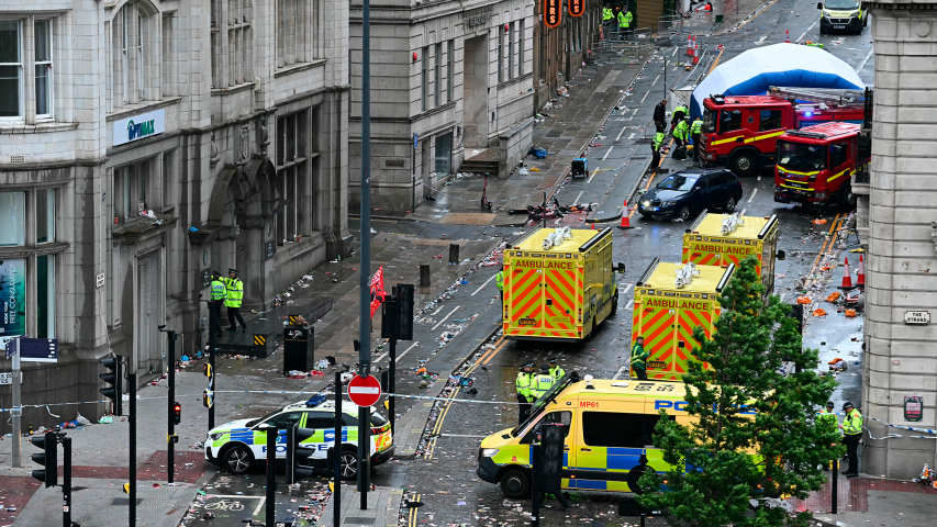 Policía y servicios de emergencia atienden a víctimas del atropello masivo en Liverpool durante el desfile del título.
