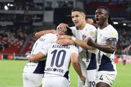 Jugadores de Liga de Quito celebran su clasificación a octavos de final de la Copa Libertadores 2025