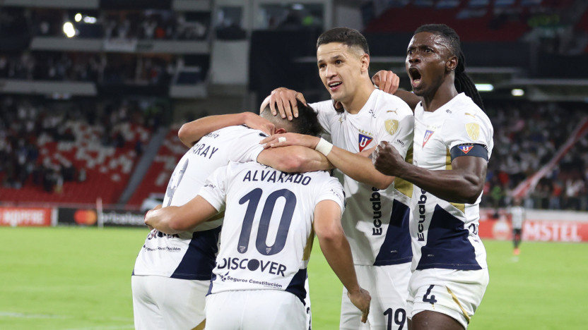 Jugadores de Liga de Quito celebran su clasificación a octavos de final de la Copa Libertadores 2025