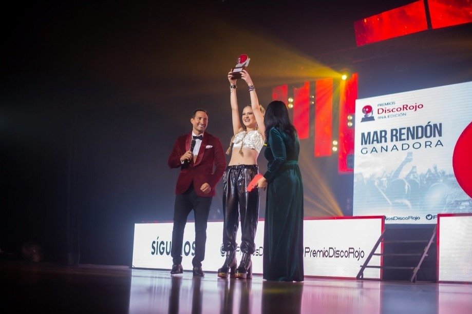 Artistas en los Premios Disco Rojo 2025, mostrando estilo y personalidad en una noche llena de emociones.