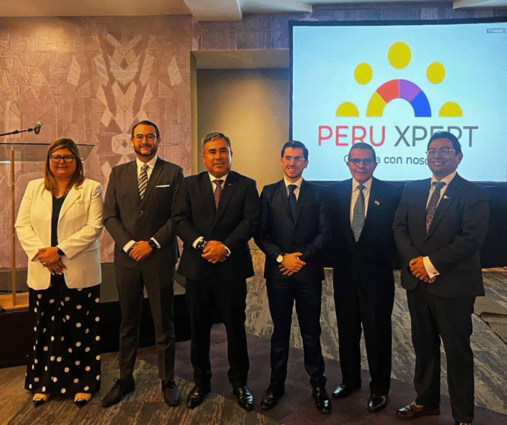 Directivos de AJE Ecuador junto a representantes de Perú Service Summit 2025 durante la sesión inaugural en Cuenca.