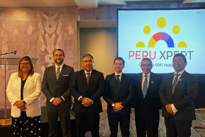 Directivos de AJE Ecuador junto a representantes de Perú Service Summit 2025 durante la sesión inaugural en Cuenca.