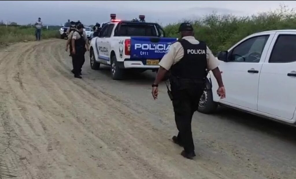 Policía inspecciona el lugar del hallazgo de un cadáver en la vía a la cantera La Chispa, Manta.