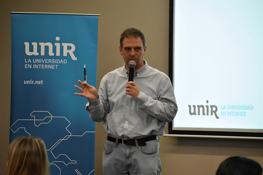 La inteligencia artificial transforma sectores clave como comunicación, política y empresa, generando desafíos éticos, regulatorios.