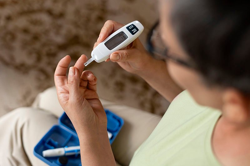 Persona se pincha el dedo para medirse la glucosa como parte del control de la diabetes en Ecuador.