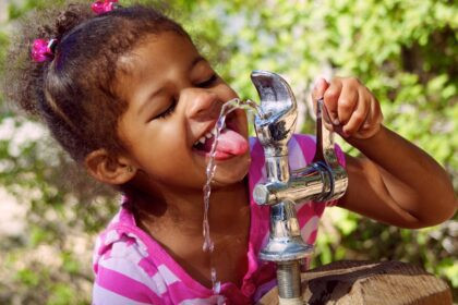 Niño ecuatoriano bebe agua turbia en una comunidad rural sin sistema de tratamiento.