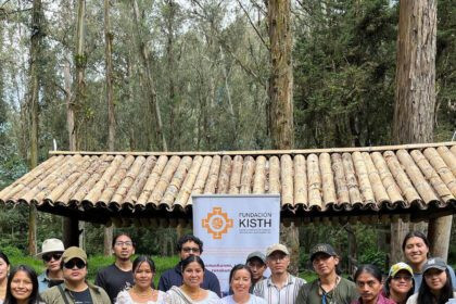 Jóvenes indígenas ecuatorianos participando en un taller de tecnología gracias al programa Code Your Future de Globant