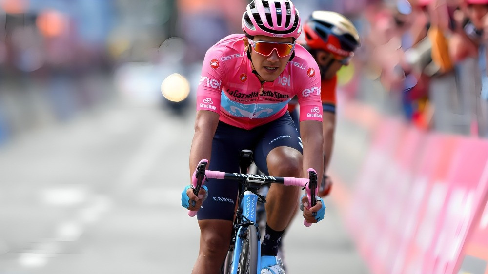 Richard Carapaz lidera equipo en el Giro de Italia