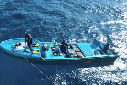 Embarcación incautada por la Armada con droga frente a Santa Elena, Ecuador