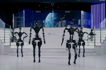 Tres robots humanoides de pie desarrollados con inteligencia artificial en China