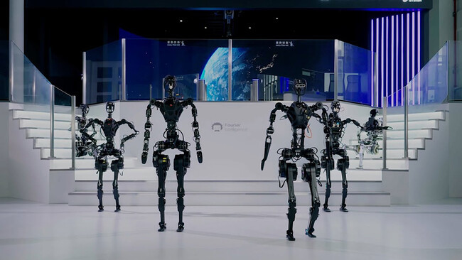 Tres robots humanoides de pie desarrollados con inteligencia artificial en China