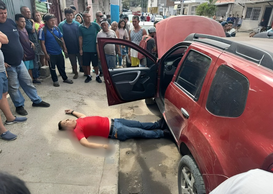 Lugar del asesinato de Ulises Bravo, agente de tránsito en Manta, tras ataque de sicarios